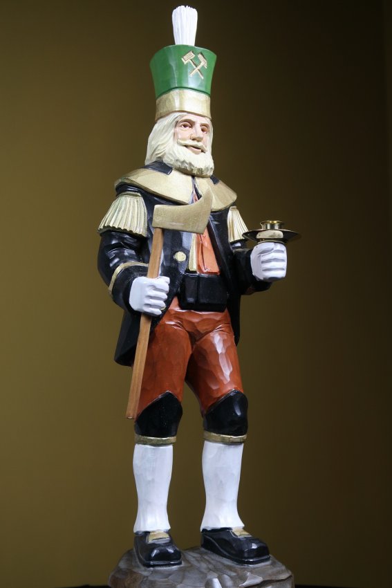 Holzfigur Bergmann mittel (Riesengebirge), handgeschnitzt und handbemalt aus Lindenholz, 49cm